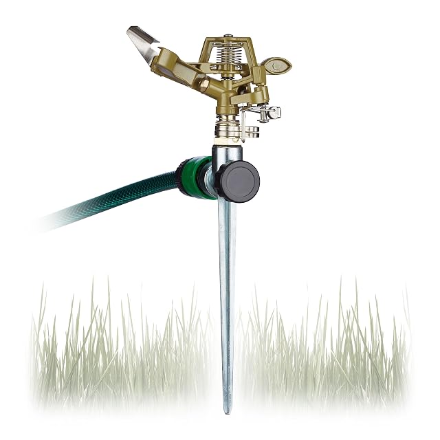 Irrigatore a impulso verde in metallo su un picchetto da terreno